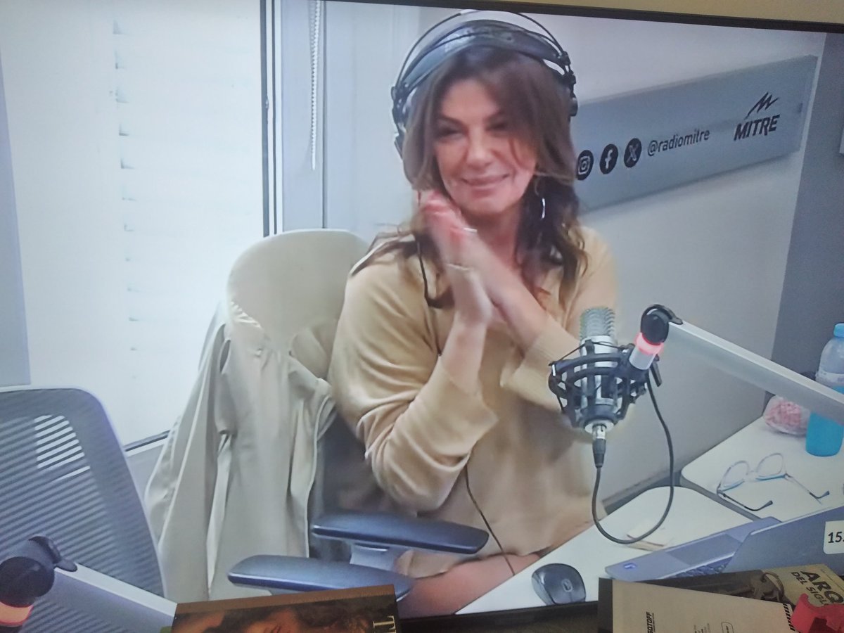 Feliz Cumple <a href="/mdilenarda/">Mariel Di Lenarda</a> , gran profesional de la radio y tv argentina. Por muchos, muchos años más . Felicidades 🎂🍾🍾