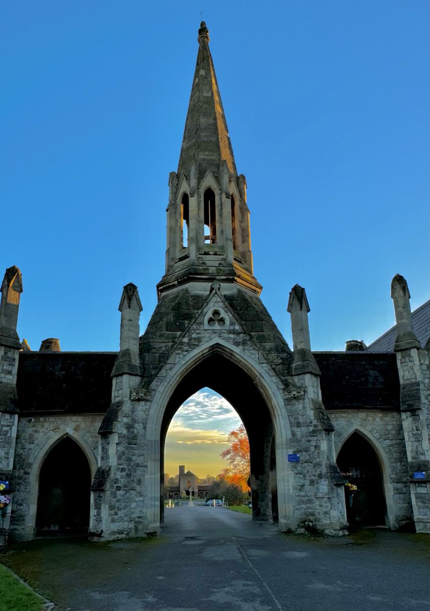 larkinmart's tweet image. #DailyPictureTheme #pointed . Norbiton Cemetary
