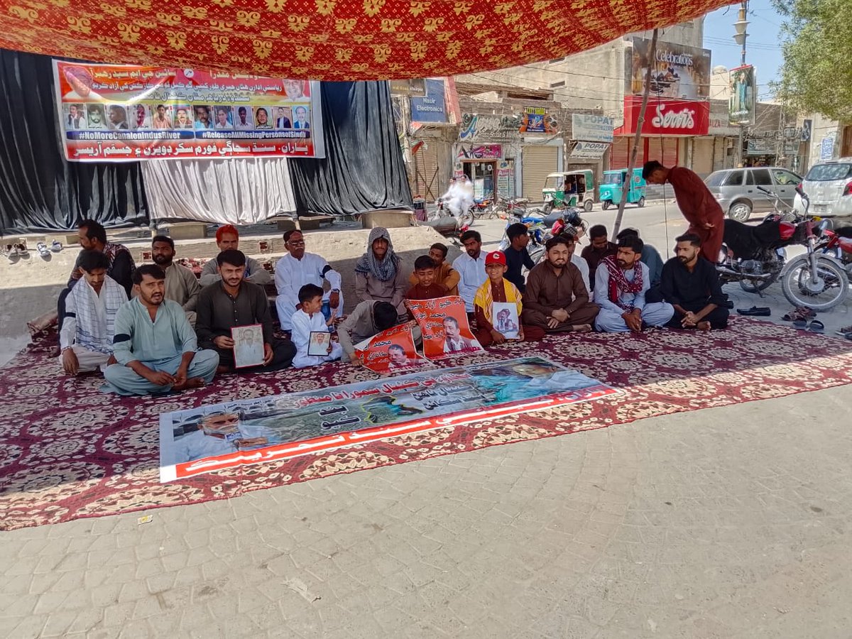 VmpSindh7's tweet photo. Families of missing person's waiting for their beloved on Eid day.
#StopEnforceDisappearance
#ReleaseAllMissingPersons #Sindh https://t.co/VOWlJ7XMx5