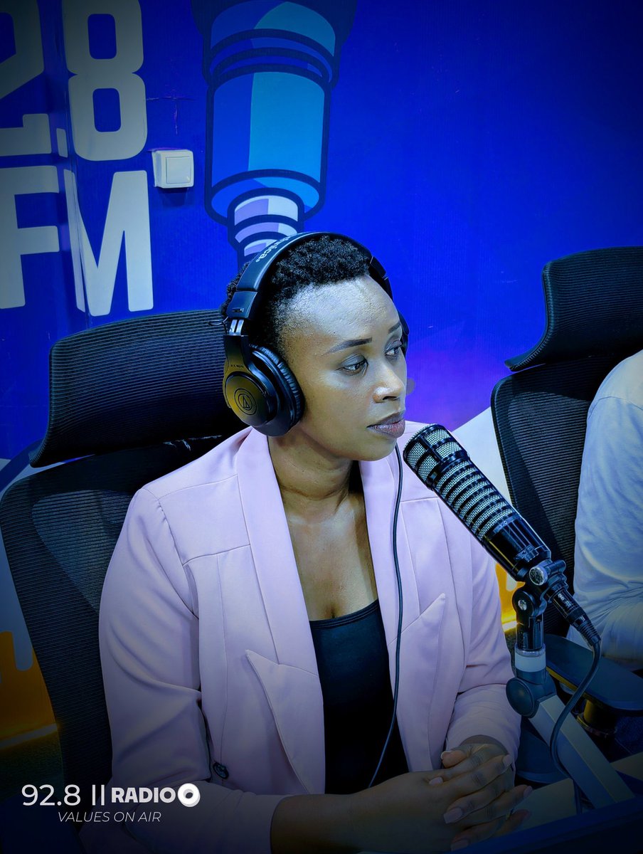 AutismeRwanda's tweet photo. Mu kiganiro #TheOBreakfast  @928RadioO umuyobozi wa @AutismeRwanda @DuquesneRosine yasobanuye ibimenyetso by’ibanze   buri   mubyeyi akwiye kumenya ku mwana ufite  Autism; harimo uko umwana asabana n’abandi, uko atanga amakuru ndetse n’indi myitwarire idasanzwe abana bagaragaza. https://t.co/Oa0GIHJFiT