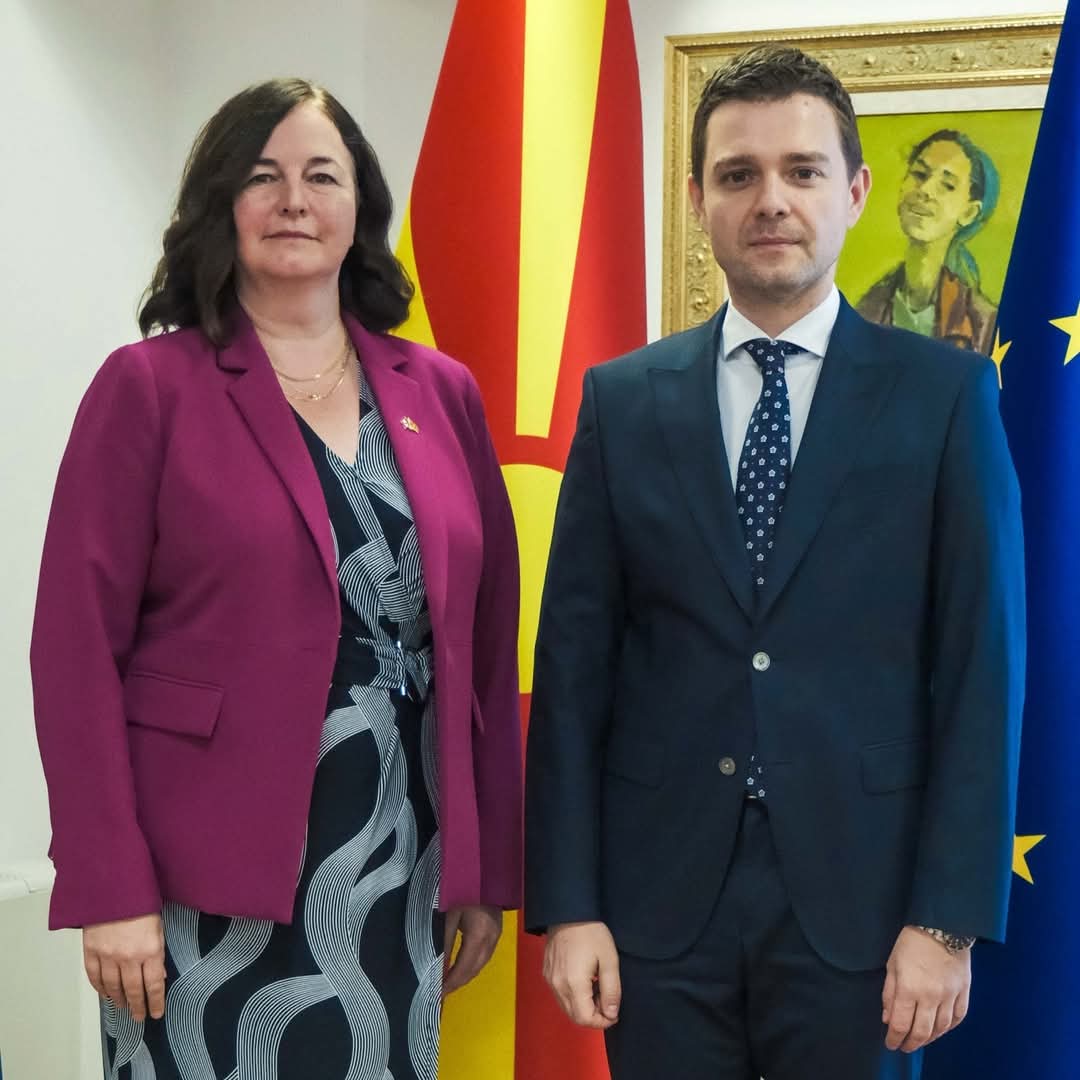 Ambassadeure Cameron et le Ministre des Affaires étrangères et du Commerce extérieur, Timčo Mucunski, célèbrent et renforcent la forte convergence des politiques étrangères en ce moment crucial. 🤝