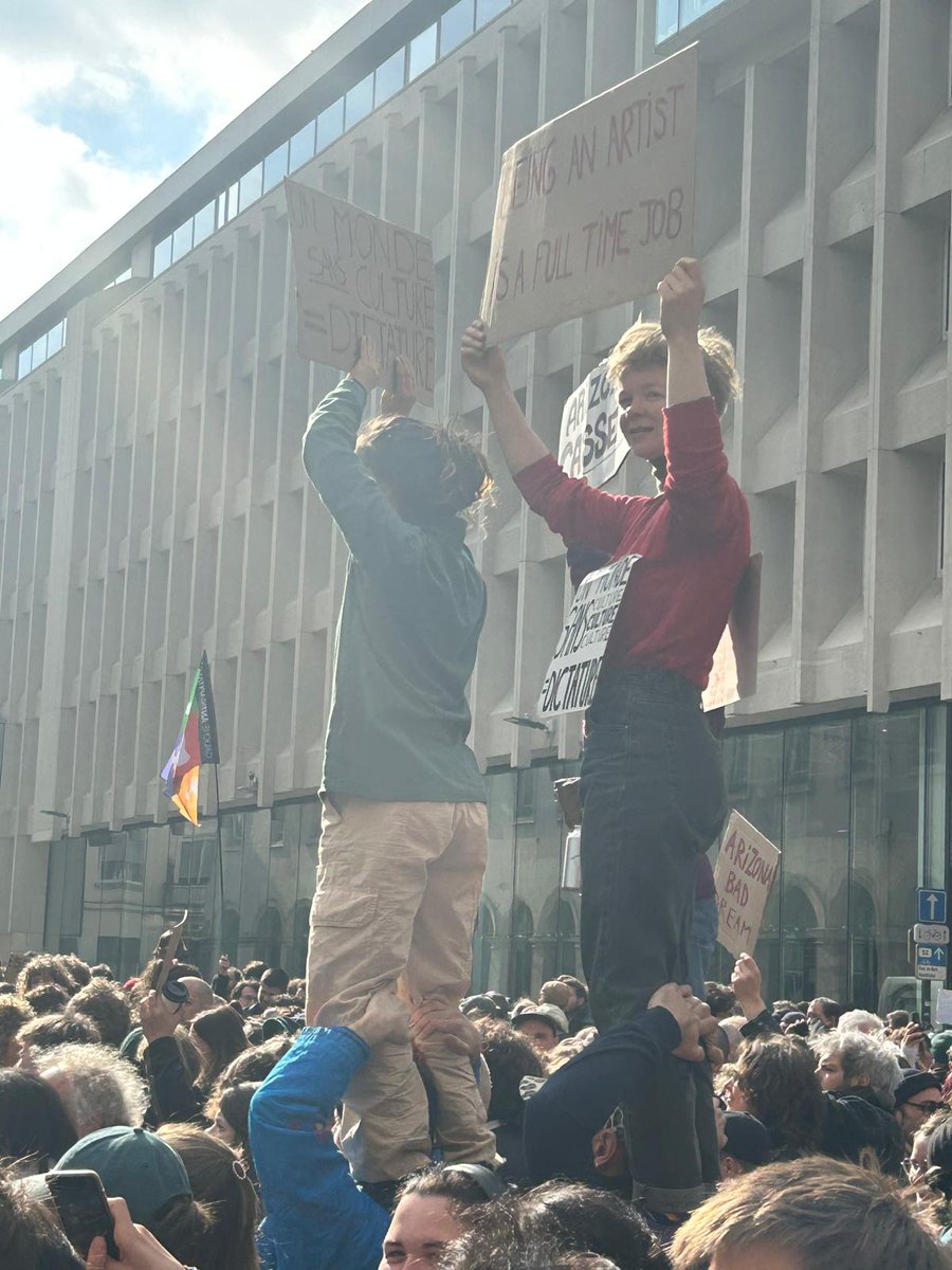 Ce lundi matin aux côtés du secteur culturel dans les rues de Bruxelles.
Forte mobilisation, créativité et humour pour défendre le statut de travailleurs des arts menacé par l’Arizona