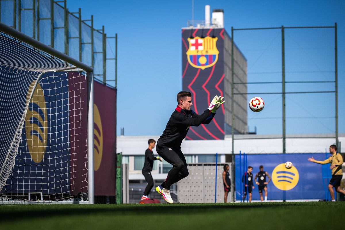 Guillembp01's tweet photo. ✅ Es la noticia de la mañana en Can Barça: Marc-André Ter Stegen ha realizado parte del entrenamiento de este lunes con el grupo. Nuevo paso adelante en su recuperación.

El capitán quiere volver a jugar esta temporada. (Fotos vía club) https://t.co/QycEplCA8a