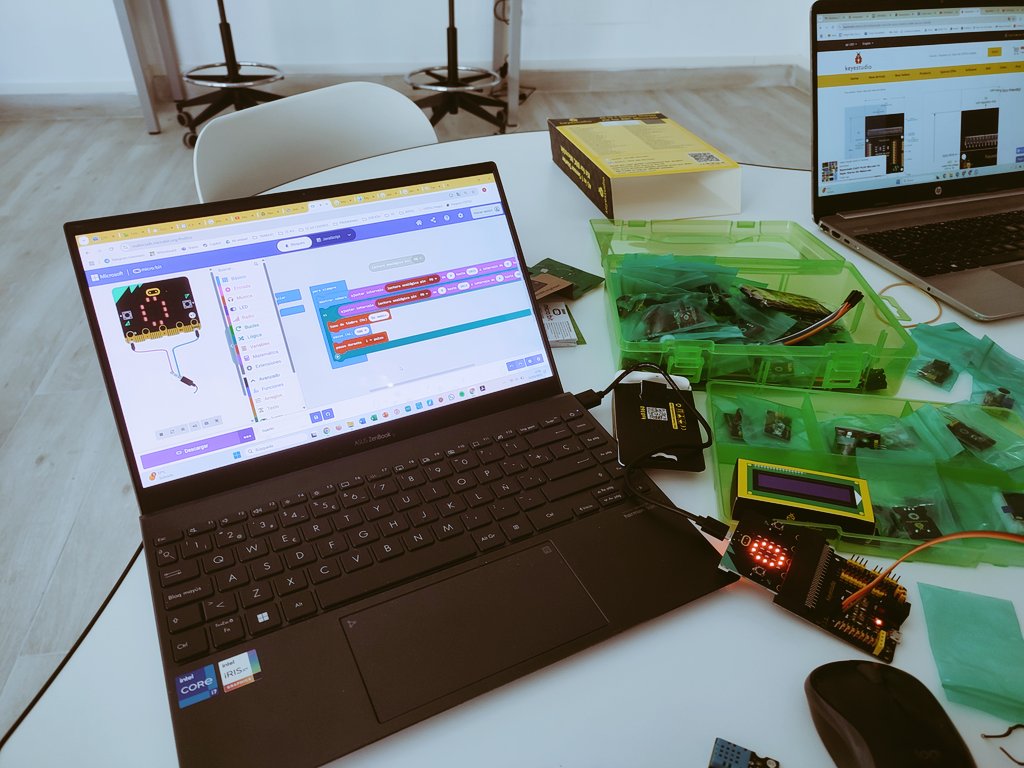 En el Colegio Nuestra Señora de la Vega van a poner en marcha un proyecto de huerto escolar para la ESO. Hoy se han hecho las primeras pruebas con Microbit y sensores de temperatura y humedad del centro,  que podrán complementar con el equipamiento de #CodigoEscuela4_0_Madrid