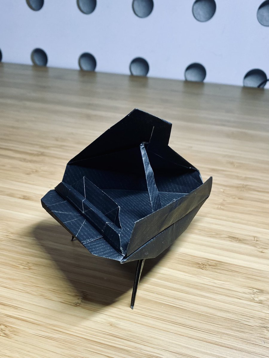 Patricia Crawfordさん(Beth Johnson氏による講習より)のBaby Grand piano
35cmのクラフト紙(黒)より
正方形1枚切り込みなし
360度 どこからみてもグランドピアノ🎹
シンプルな折り出しからのさすがの造形

#折り紙
#折り紙作品 
#ピアノ 
#origami 
#piano