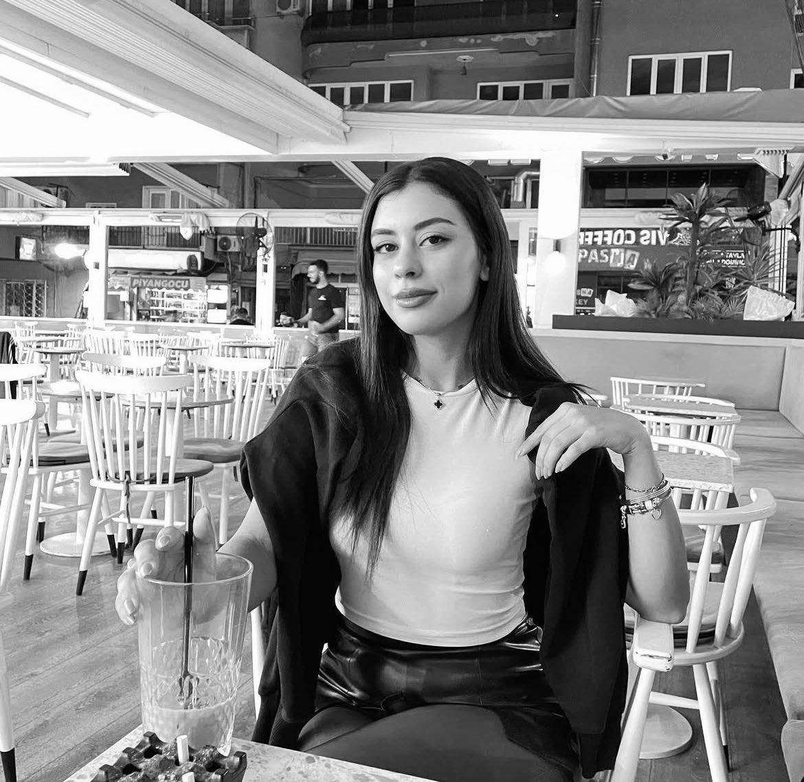 #büşraiçinadalet Oy benim güzelim kuzen değil kardeştin sen bana ellerimle toprağa verdim seni kendi canına kıyamazsın sen çok ürkeksin nasıl can verdin kaç saat can çekiştin saçlarındaki kanları yıkadık gözün açık gittin benim güzelim içimiz yandığı gibi yansın