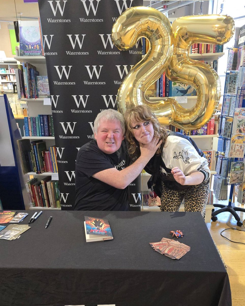 I had a blast in Manchester over the weekend! I did two signing sessions and in both cases was signing for 4 hours!

For a report, and info about where else I'll be appearing over the coming months, click here: darrenshan.com/news/mancheste…

<a href="/wstrafford/">Waterstones Trafford Centre</a> <a href="/HarperCollinsCh/">HarperCollins Children's Books</a>