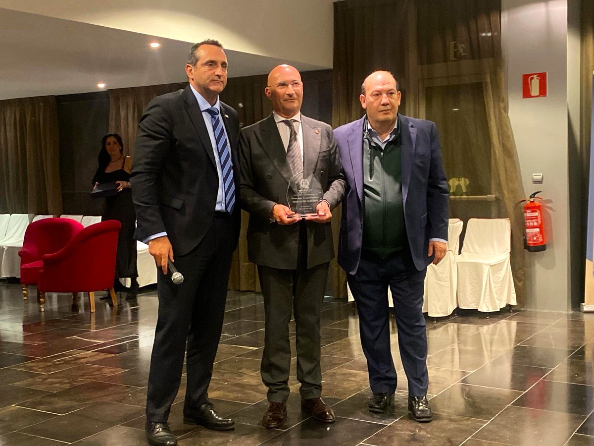 consejoCOAPI's tweet photo. 👏🎖 El Consejo General fue galardonado en el #CongresoRenovaciónInmobiliaria. Ángel Martínez León, acompañado de Lola Alcover, recogió el premio a la Calidad Inmobiliaria en nombre del #colectivoAPI. Ambos estuvieron junto a Jesús Pérez Amair, director comercial de FINAER. https://t.co/SkUi2EGIFv