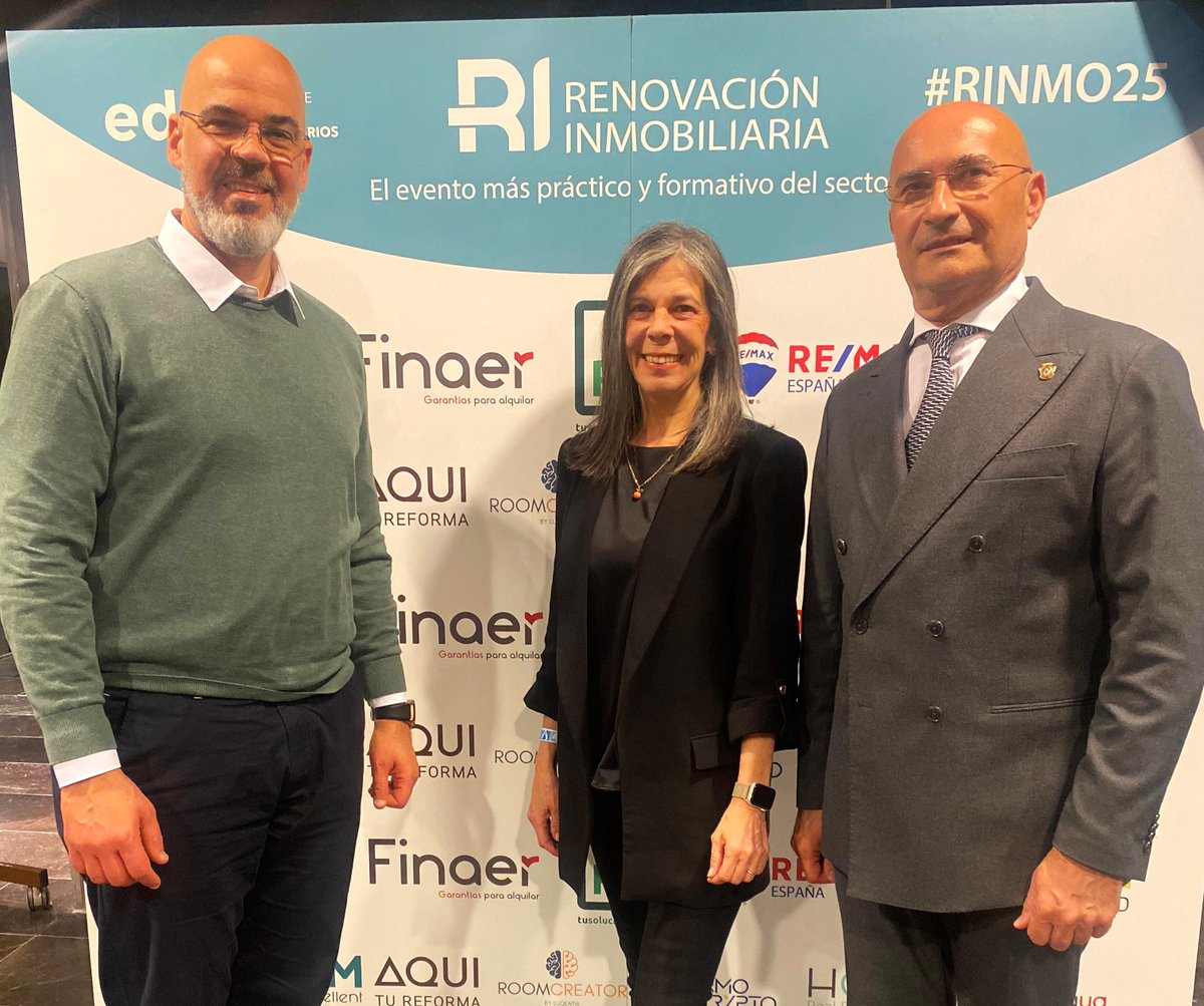 consejoCOAPI's tweet photo. 👏🎖 El Consejo General fue galardonado en el #CongresoRenovaciónInmobiliaria. Ángel Martínez León, acompañado de Lola Alcover, recogió el premio a la Calidad Inmobiliaria en nombre del #colectivoAPI. Ambos estuvieron junto a Jesús Pérez Amair, director comercial de FINAER. https://t.co/SkUi2EGIFv
