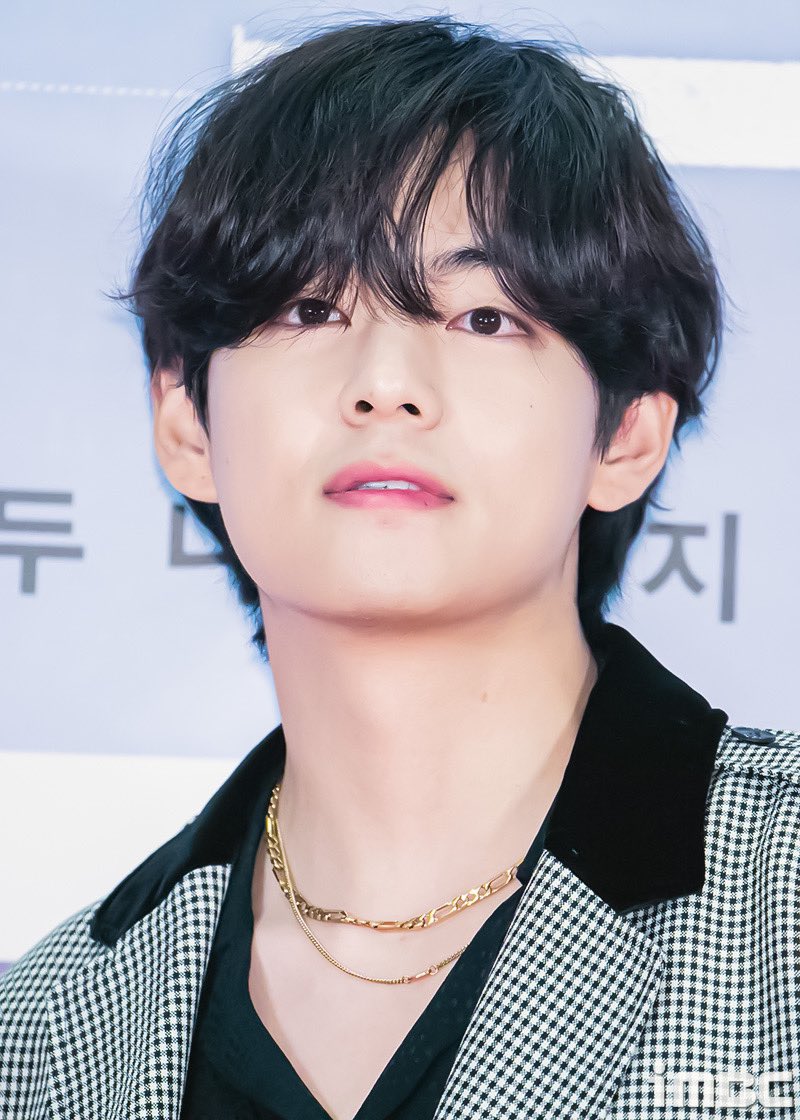 BTSV_TH's tweet photo. ‘วี BTS’ บริจาคเงิน 200 ล้านวอน ช่วยเหลือผู้ประสบภัยและเจ้าหน้าที่ดับเพลิงจากเหตุไฟป่าครั้งใหญ่

สภากาชาดเกาหลีเปิดเผยเมื่อวันที่ 31 มีนาคมว่า วี ได้บริจาคเงินจำนวน 200 ล้านวอน (ประมาณ 4.6 ล้านบาท) เพื่อช่วยเหลือผู้ประสบภัยจากเหตุไฟป่าครั้งใหญ่ในประวัติศาสตร์ พร้อมทั้งสนับสนุนเจ้าหน้าที่ดับเพลิงที่ปฏิบัติหน้าที่อย่างเสียสละในพื้นที่ประสบภัย 

เงินบริจาค 100 ล้านวอนแรก จะถูกนำไปใช้ในการช่วยเหลือฉุกเฉินและฟื้นฟูผู้ประสบภัยในพื้นที่ที่ได้รับผลกระทบจากไฟป่า อาทิ อำเภอซันชอง (จังหวัดคยองซังใต้), อำเภออึยซอง (จังหวัดคยองซังเหนือ) และ อำเภออุลจู (เมืองอุลซาน)

ส่วนเงินบริจาคอีก 100 ล้านวอน จะถูกจัดสรรเพื่อสนับสนุนสวัสดิการและฟื้นฟูสภาพจิตใจของเจ้าหน้าที่ดับเพลิงที่ปฏิบัติหน้าที่อย่างทุ่มเทในการควบคุมเพลิงและช่วยเหลือผู้ประสบภัย 

วี ได้เผยถึงเหตุผลในการบริจาคครั้งนี้ว่า
“ผมขอแสดงความเคารพอย่างสุดซึ้งต่อผู้ที่ได้รับผลกระทบจากภัยพิบัติที่เกิดขึ้นอย่างกะทันหัน รวมถึงเจ้าหน้าที่ดับเพลิง เจ้าหน้าที่ควบคุมไฟป่า และอาสาสมัครทุกท่านที่เสี่ยงอันตรายและทำงานอย่างไม่รู้จักเหน็ดเหนื่อยในแนวหน้าทุกวัน”

เขายังเสริมว่า
“ระหว่างที่ผมรับราชการทหาร ผมได้เห็นข่าวไฟป่าขณะตรวจนับจำนวนพลในช่วงเย็น ซึ่งทำให้ผมรู้สึกไม่สบายใจมาก ๆ เมื่อคิดว่าครอบครัวของเพื่อนทหารบางคนอาจได้รับผลกระทบด้วย ผมยิ่งเป็นกังวล โชคดีที่ไฟป่าเกือบจะดับสนิทแล้ว ผมหวังว่าจะไม่มีผู้เสียชีวิตเพิ่มเติม และหวังว่าเงินบริจาคของผมจะเป็นประโยชน์เล็ก ๆ น้อย ๆ ได้บ้างครับ”

ด้าน คิมชอลซู ประธานสภากาชาดเกาหลีกล่าวว่า
“ขอขอบคุณอย่างยิ่งสำหรับการบริจาคอันมีค่านี้ ซึ่งมีเป้าหมายเพื่อปกป้องความปลอดภัยและชีวิตของประชาชน เราจะดำเนินการใช้เงินบริจาคอย่างโปร่งใสและคุ้มค่าที่สุด เพื่อให้สามารถช่วยเหลือผู้ประสบภัยและเจ้าหน้าที่ดับเพลิงได้อย่างแท้จริง” 

Source : 
🔗 https://t.co/PblKmcKvMZ
🔗 https://t.co/zGl8t9NY0m
🔗 https://t.co/G9FmcTljng

#BTSV #KIMTAEHYUNG