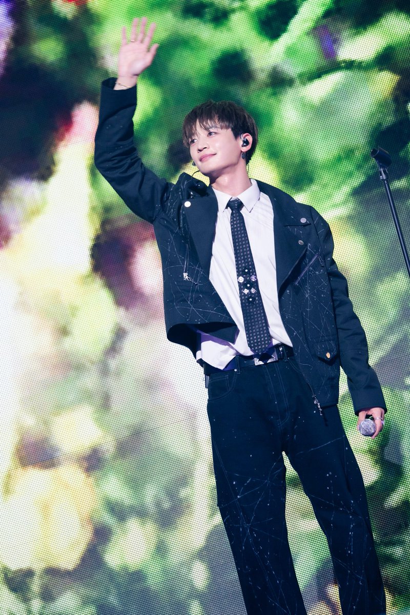seitaro_tanaka's tweet photo. The Performance 

2025.3.30
Kアリーナ

KEY さん MINHO さん
from SHINee

飛行機の遅延で準備が整わない中
日本に到着してすぐMINHOさんのあのパフォーマンスと笑顔。

ステージ上での記念撮影はお二人の並びが嬉しかったですし、KEYさんに撮影の掛け声をしていただきました🎤🙏😌

#ThePerformance https://t.co/hM4DhCkWq7