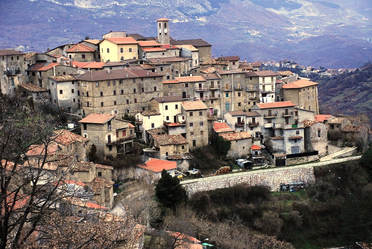 visit_lazio's tweet photo. A #Marcetelli, il più piccolo comune del #Lazio, è facile incontrare artigiani che ancora oggi realizzano con legno di castagno tini, tinozze, botti e bigonci. La “Bottega del Cerchiaro” è il primo museo dedicato a questa arte.
👉 https://t.co/XZVGotOAyf
#VisitLazio https://t.co/qsRXlZqDZe