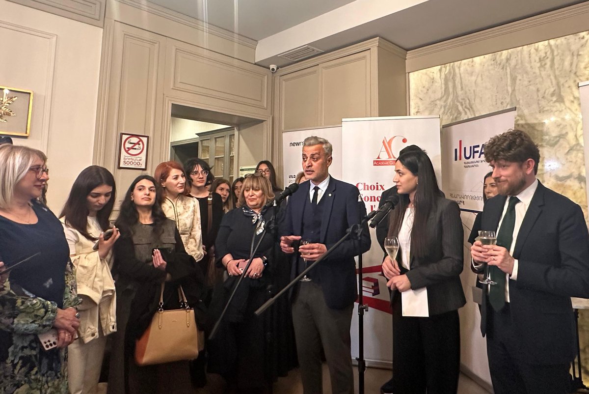 O_Decottignies's tweet photo. Félicitations à Gaël Faye, qui remporte le premier Choix Goncourt de l'Arménie pour Jacaranda 📚
➡️ Le roman, traduit en arménien, paraîtra à l'automne prochain aux Éditions Newmag. https://t.co/e9brfN2rqi