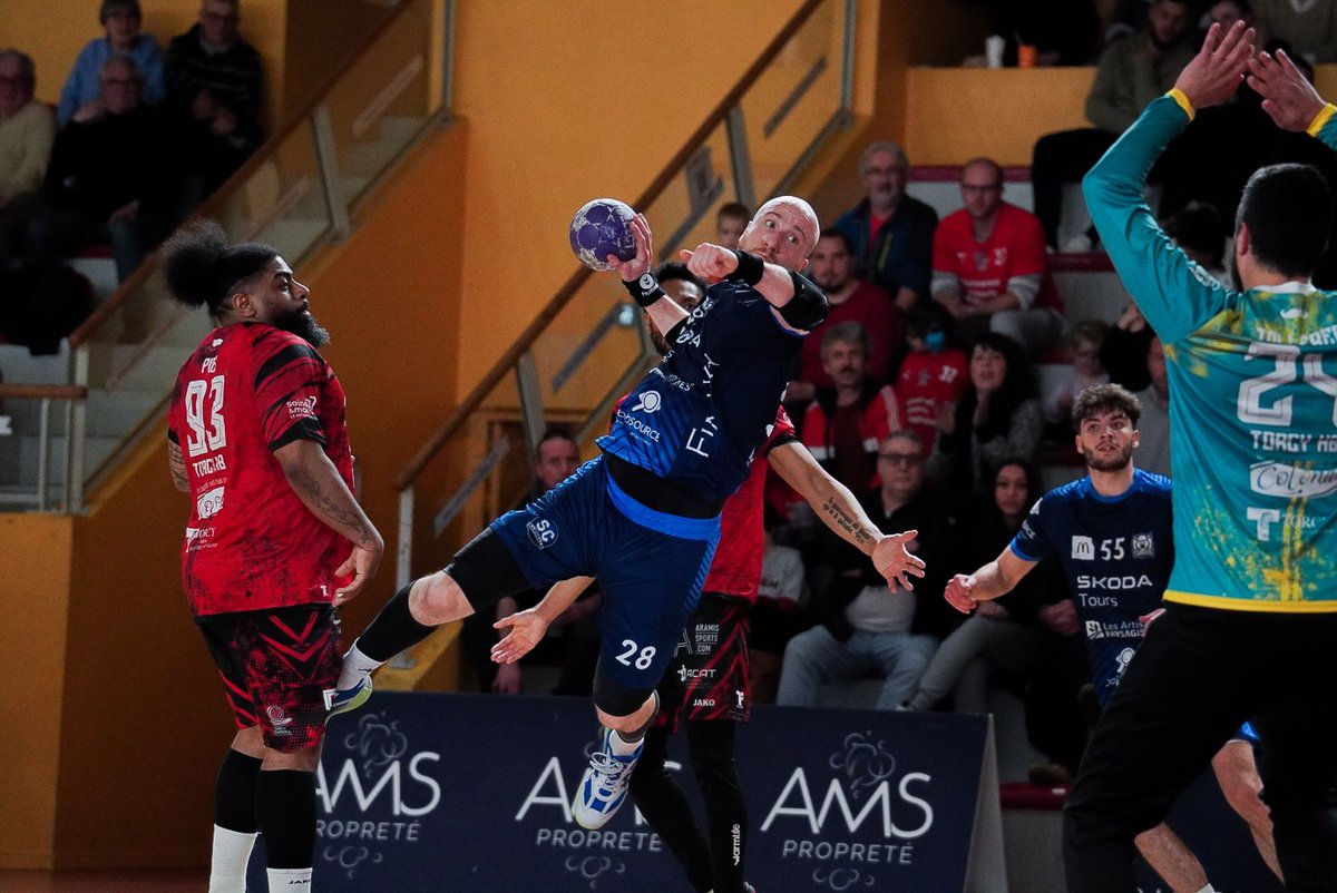Lucileprod's tweet photo. un retour sur image sur le match du 22 mars entre saint-cyr-sur-loire sur loire et torcy 
#Handball https://t.co/Dugd7R6waY