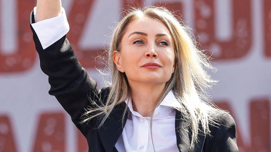 היורשת: מעצר ראש עיריית איסטנבול אכרם אימאמולו, הציב את אשתו בחזית והפך אותה למנהיגה בהתהוות של האופוזיציה נגד ארדואן ואייקון בקרב המפגינים
<a href="/DoronPeskin/">דורון פסקין</a> 
tinyurl.com/3apczjbu