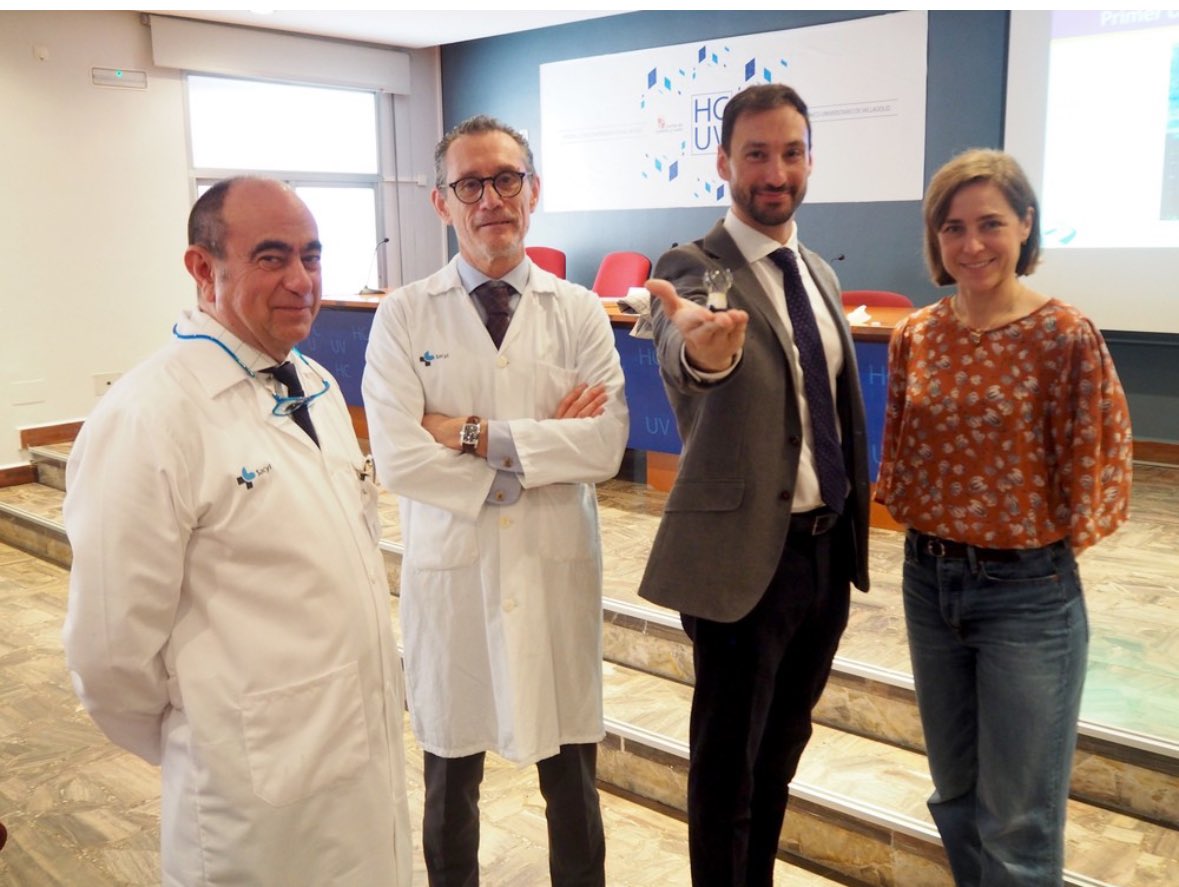 ANESTESIA HCUV (@anestesiahcuv) on Twitter photo ¡Rueda de prensa para comunicar un hito mundial realizado en el HCUV! Pioneros en implantar TAVI sobre prótesis mecánica quirúrgica disfuncionante. Enhorabuena a nuestros compañeros del S. de Cardiología <a href="/ignamatsant/">Ignacio J. Amat</a> . Gracias por contar con <a href="/AnestesiaHCUV/">ANESTESIA HCUV</a>. ¡Seguimos avanzando! ¡Rueda de prensa para comunicar un hito mundial realizado en el HCUV! Pioneros en implantar TAVI sobre prótesis mecánica quirúrgica disfuncionante. Enhorabuena a nuestros compañeros del S. de Cardiología <a href="/ignamatsant/">Ignacio J. Amat</a> . Gracias por contar con <a href="/AnestesiaHCUV/">ANESTESIA HCUV</a>. ¡Seguimos avanzando!