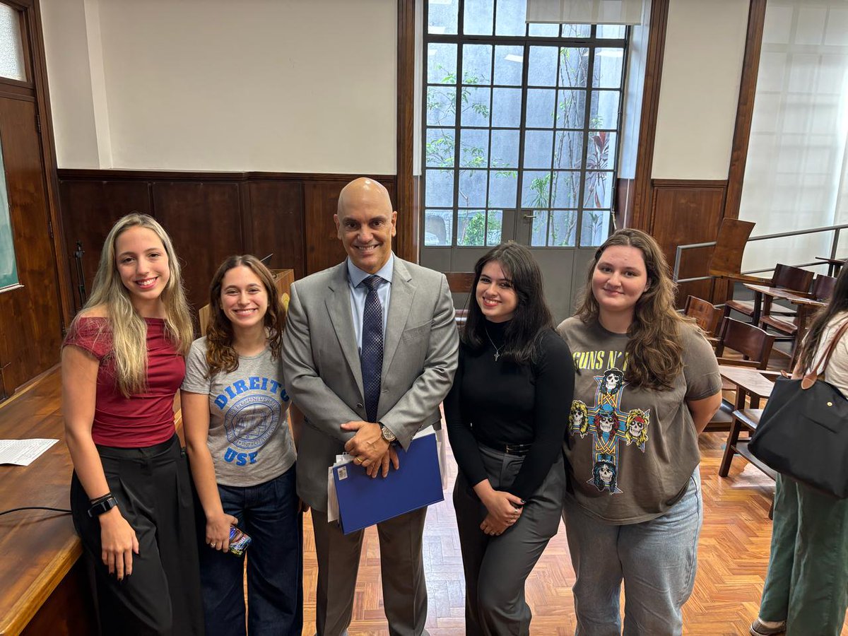 studysabb's tweet image. estudar direito na USP é tipo:

Encontrar o Alexandre de Moraes nos corredores