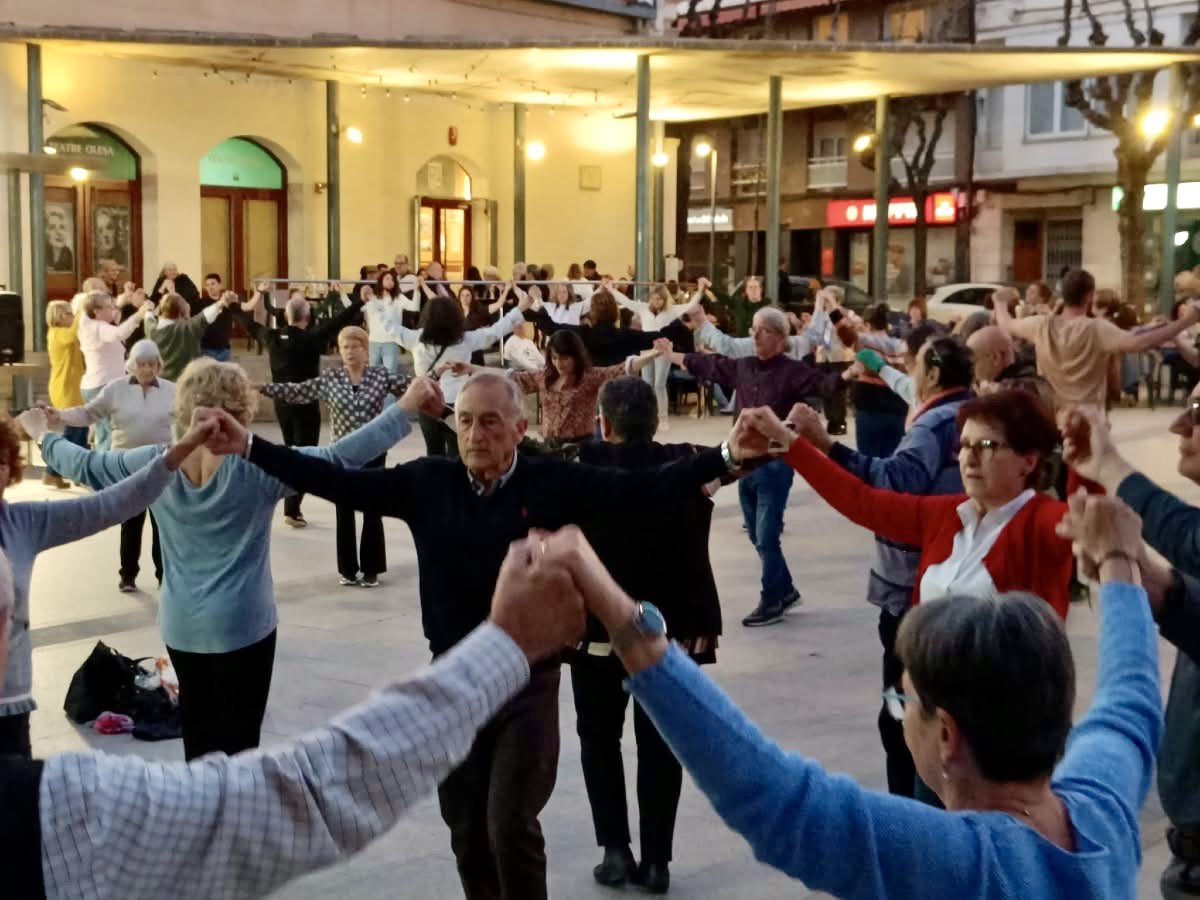 Primera ballada de la temporada a casa, amb els amics d’<a href="/acf_olesa/">ACF Olesa Sardanista</a>. Ens retrobem el 27 d’abril 🌹📚