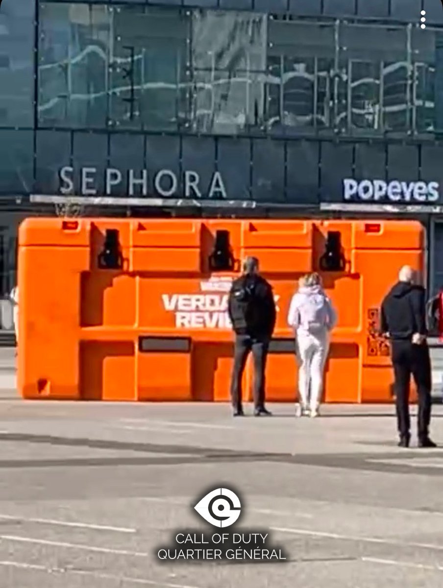 🚨 Une caisse de ravitaillement géante aperçue à Paris - La Défense ! 🚨

Sur le côté, une inscription qui ne laisse aucun doute : “VERDANSK REVIENT”

Le teasing monte d’un cran… Vous en pensez quoi ? 👀#Warzone #Verdansk