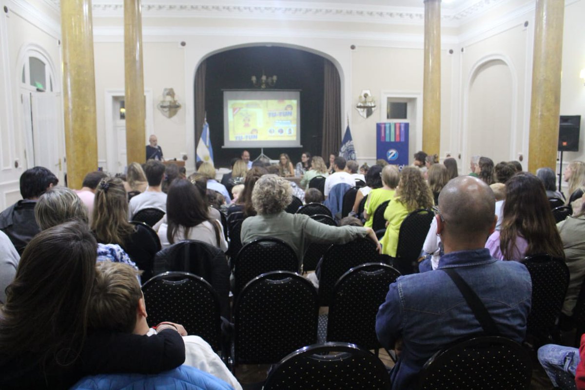 A sala llena el viernes pasado vivimos momentos muy emotivos en la presentación de Tu-tun. Tuvimos la grata presencia de Julia, la mamá de Inés, quien pudo hablar de donación pediátrica y junto a Laura reflexionaron acerca de continuar el camino de la difusión (sigue)