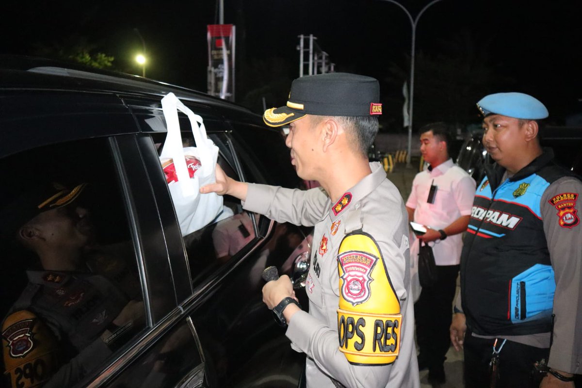 Kapolres cilegon memberikan snack bingkisan kepada pemudik di pelabuhan merak