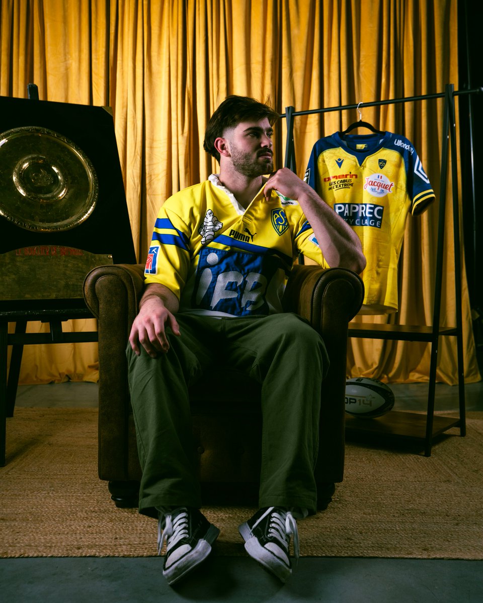 top14rugby's tweet photo. Clermont en route vers les sommets ⛰️
#RétroOvalie met à l’honneur le maillot de @ASMOfficiel, porté lors de la saison 2000/2001 : finale du championnat, titre en Coupe de la Ligue et des ambitions claires pour l'avenir.

👤 Léon Darricarrère
📸 Arnaud Baumela https://t.co/mvVWzis0OI