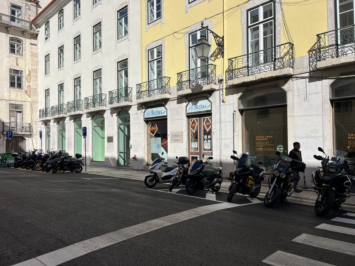 EdgarCaetano's tweet photo. país aprova legislação para aumentar estacionamento para motas nas cidades. @CamaraLisboa @Moedas eliminam uns 15/20 lugares para motas para criar dois lugares para carros CML… smh… https://t.co/weW4pQKrJN