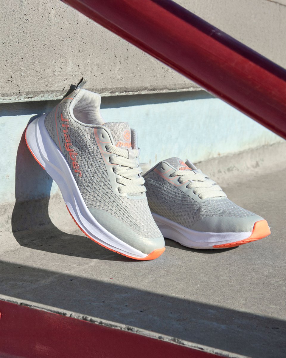 Zapatillas para mujer diseñadas para acompañarte en cada zancada con máxima comodidad gracias a la plantilla Comfort Running, que brinda amortiguación extra para reducir el impacto en las articulaciones.👟

➡️ Descúbrelas en puntos de venta y en jhayber.com 
#Running