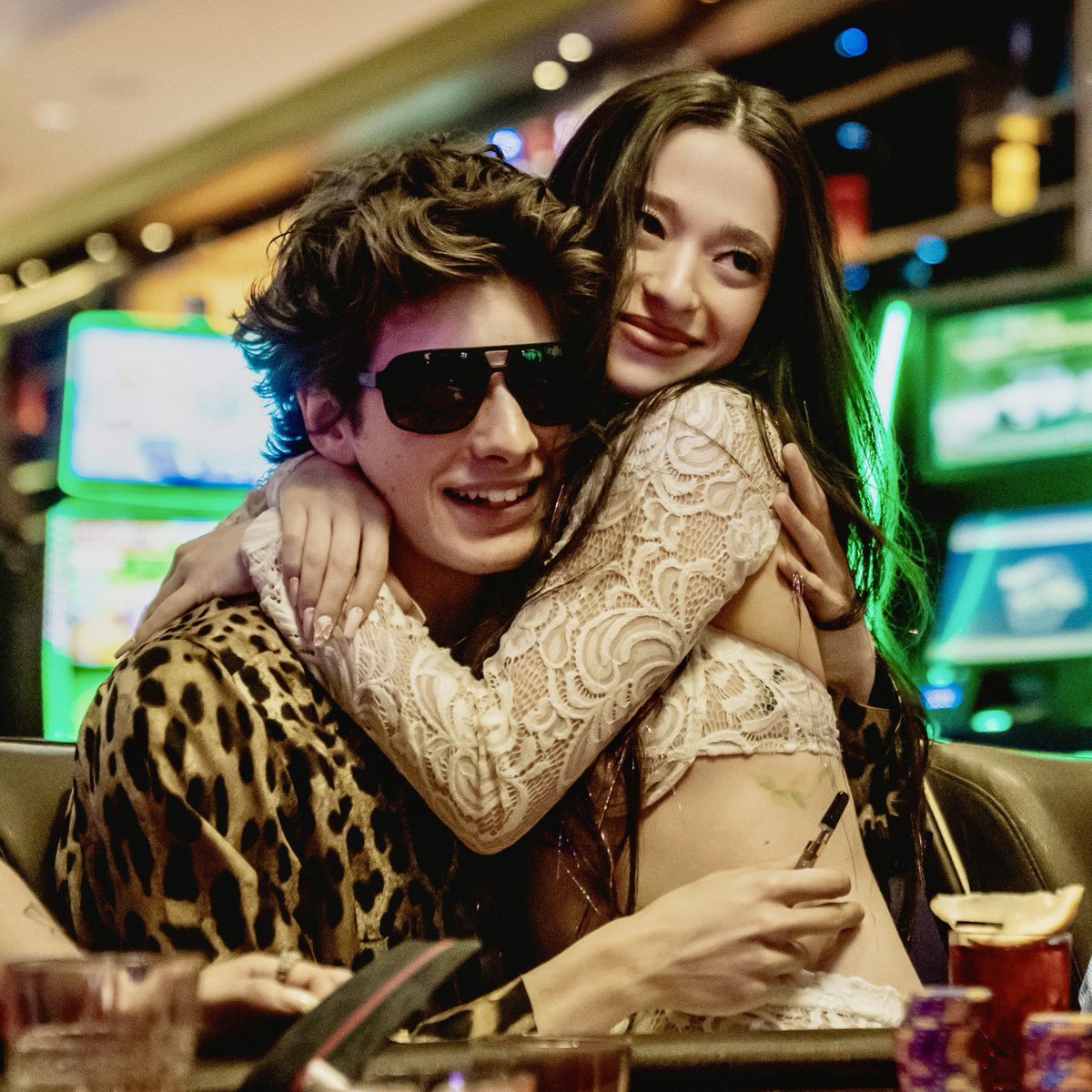 updatecharts's tweet image. SOCORRO! Mikey Madison no SNL: “Sinto que andar a cavalo meio que me preparou para fazer ‘Anora’. Mas, em vez de montar em cavalos, eu estava montado em um twink russo.”