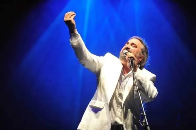 "Dalgaları gibi kükrerdin Karadeniz'in
Sait Faik gibi, öfken bile güzeldi
N'ettin, öldün mü şimdi sen?"
(Akgün Akova) 
#volkankonak