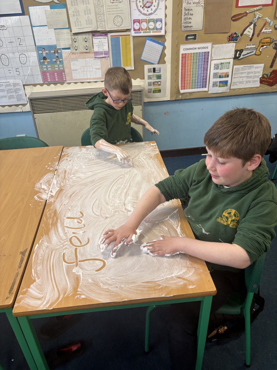 A different kind of spelling practice in primary 3! Shaving foam spelling is the new favourite👍🏼