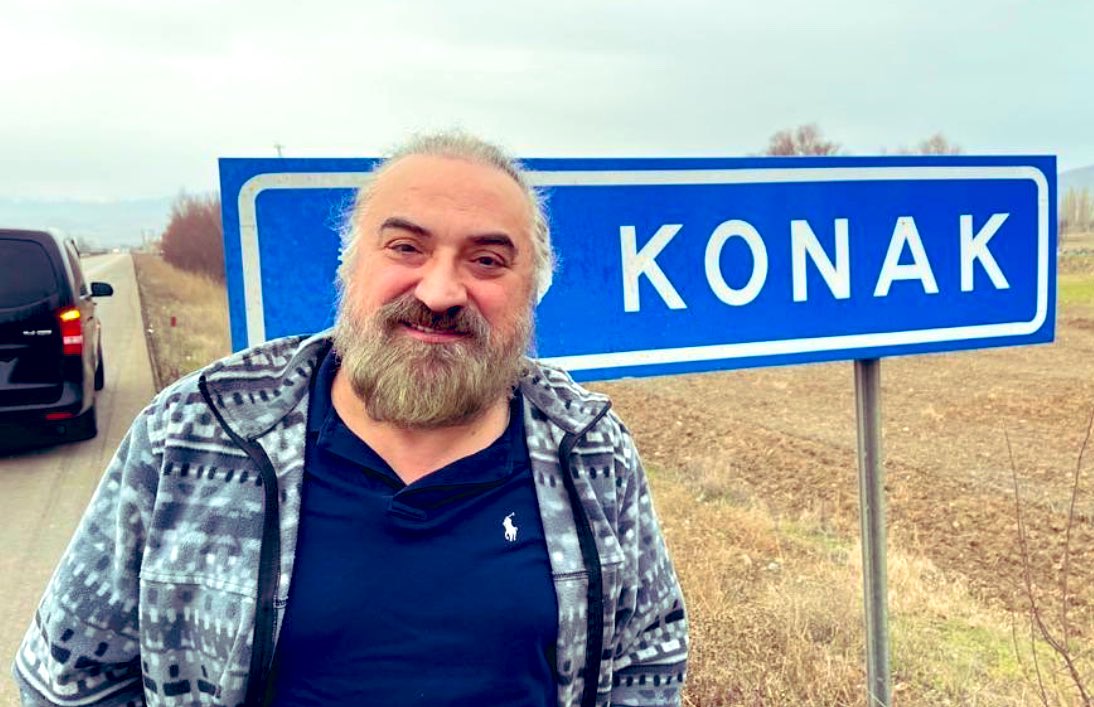 Değerli sanatçı Volkan Konak’ın sahne esnasında fenalaşarak vefat ettiğini büyük bir üzüntüyle öğrendim. En son ailemle birlikte müthiş sahnesini izlemiştik.

Karadeniz ezgilerini tüm Türkiye’ye sevdiren unutulmaz şarkıları ve tıpkı Karadeniz gibi asi kişiliğiyle hep hafızalarda