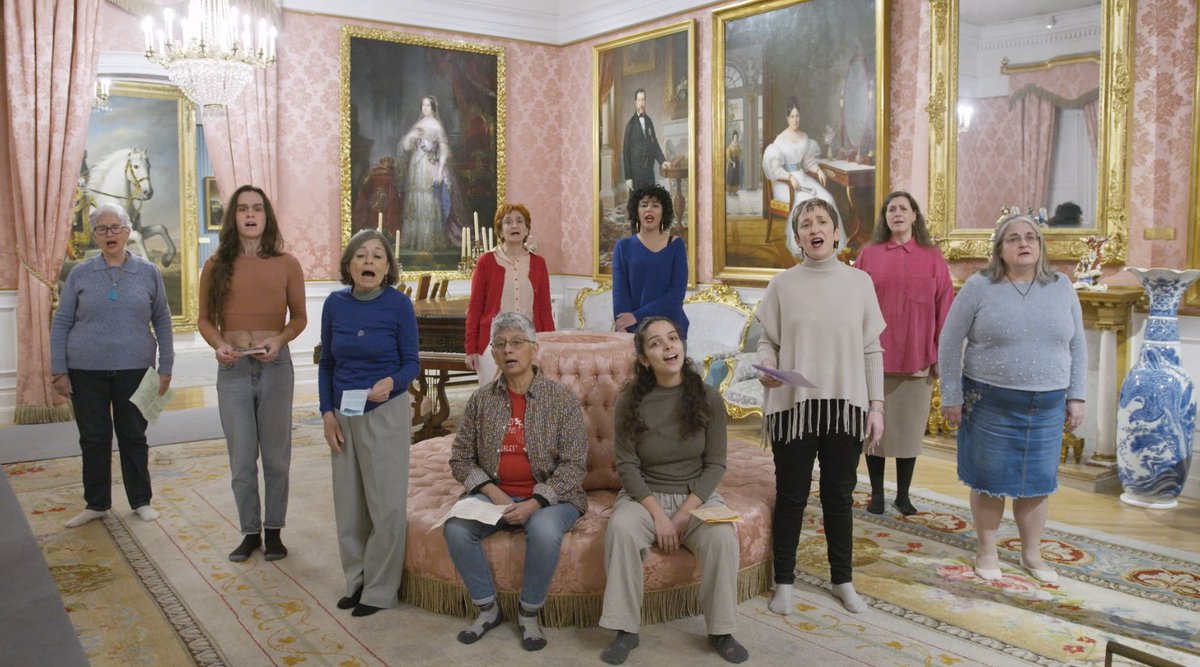 El proyecto de Cecilia Barriga continúa en proceso, sumando voces, nuevos nombres y recorridos a este canto de denuncia y sanación colectiva. Este capítulo se integrará en un audiovisual en la obra de la artista, que sigue incorporando activaciones del coro en otros países.
6/6