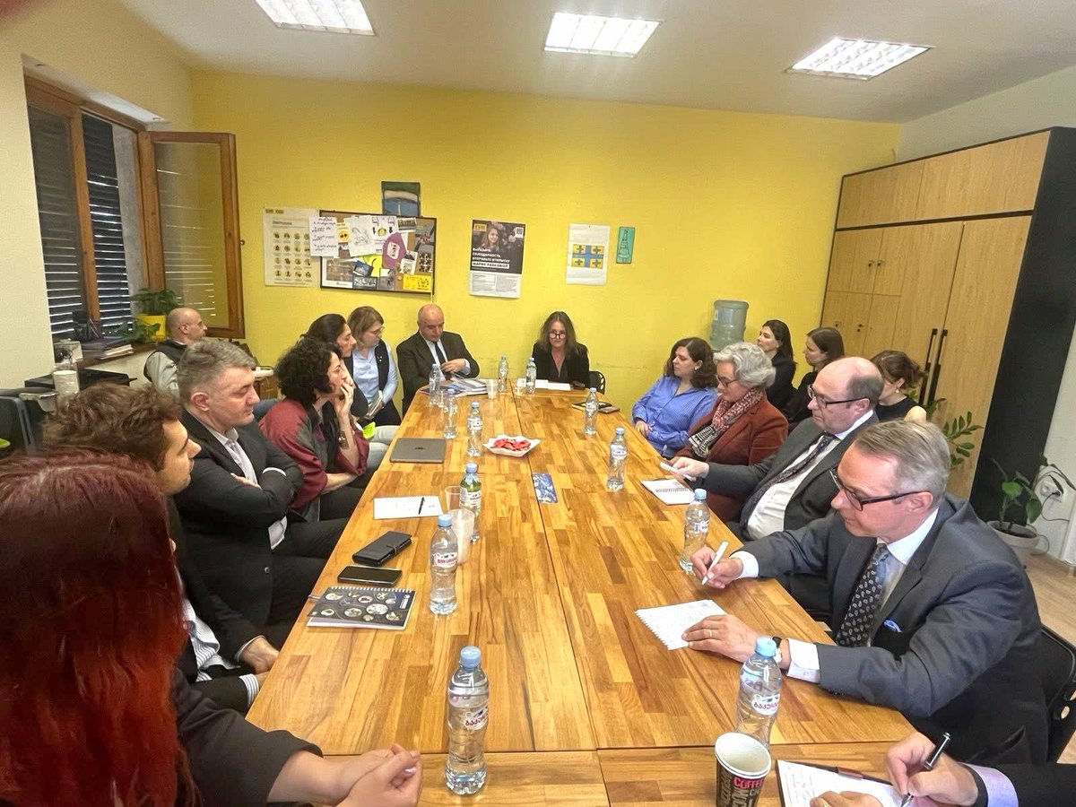 Very concerning mtng at Human Rights House Tbilisi. Briefed on freezing of accounts, investigation &amp; intimidation of NGOs incl <a href="/HRHTbilisi/">HRH Tbilisi</a> that protects &amp; empowers human rights (hr) defenders. 🇩🇪 will always stand in solidarity with hr defenders. 
Poor hr record = No EU 🇪🇺
<a href="/hrw/">Human Rights Watch</a>