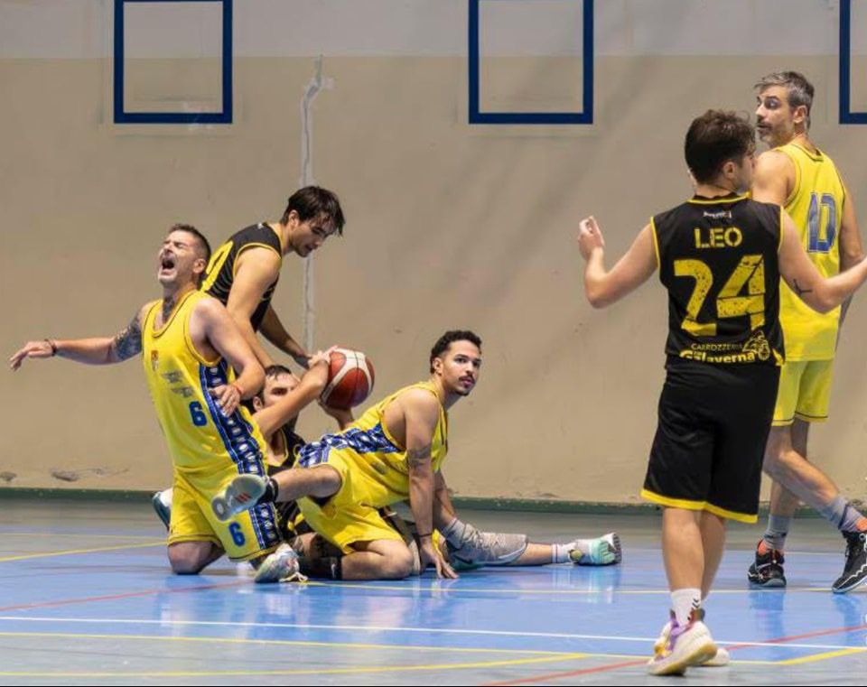 La sofferenza, il dolore, la perplessità.

Una palla in lontananza, ed in primo piano una protesta.

100% Minors.
Poesia in movimento.

#sempreminors