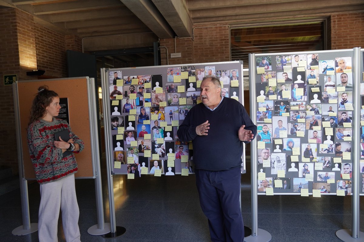 Col·legi de Periodistes de Catalunya (@periodistes_cat) on Twitter photo 🗞️ L'exposició #VeusSilenciades ha arribat aquest matí a la <a href="/UdGLletres/">Facultat de Lletres UdG</a> per homenatjar els periodistes que han perdut la vida mentre informaven sobre el conflicte entre #Israel i #Hamas.
Organitzada pel Grup de Treball de #PeriodismePerLaPau es podrà visitar fins al 16 de maig. 🗞️ L'exposició #VeusSilenciades ha arribat aquest matí a la <a href="/UdGLletres/">Facultat de Lletres UdG</a> per homenatjar els periodistes que han perdut la vida mentre informaven sobre el conflicte entre #Israel i #Hamas.
Organitzada pel Grup de Treball de #PeriodismePerLaPau es podrà visitar fins al 16 de maig.