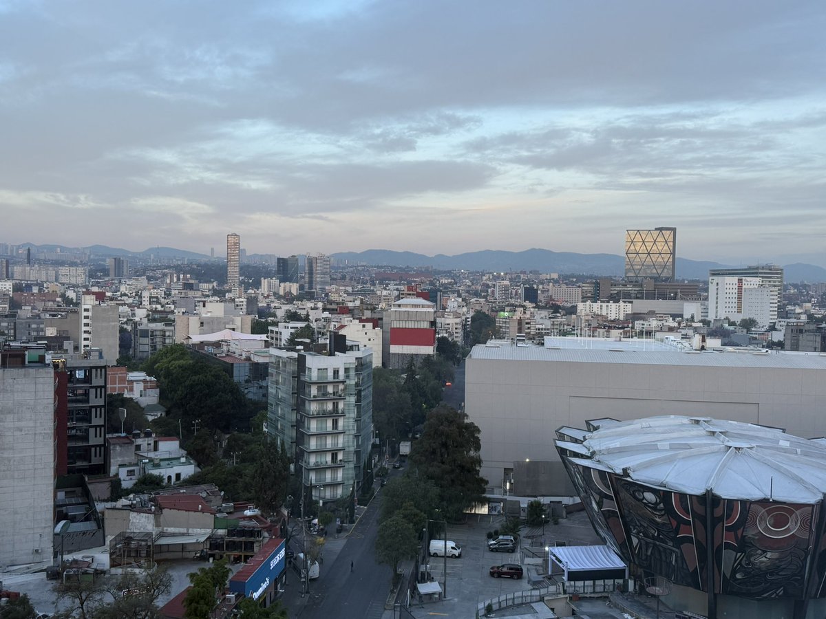 richardgerver's tweet photo. Llegada temprano por la mañana a la Ciudad de México para trabajar una semana con mi editor en español SM… #cambio #pensamientosimple #educación

Early morning arrival in to Mexico City for a week working with my Spanish language publisher SM… #change #simplethinking #education https://t.co/mTc8KbWr6t