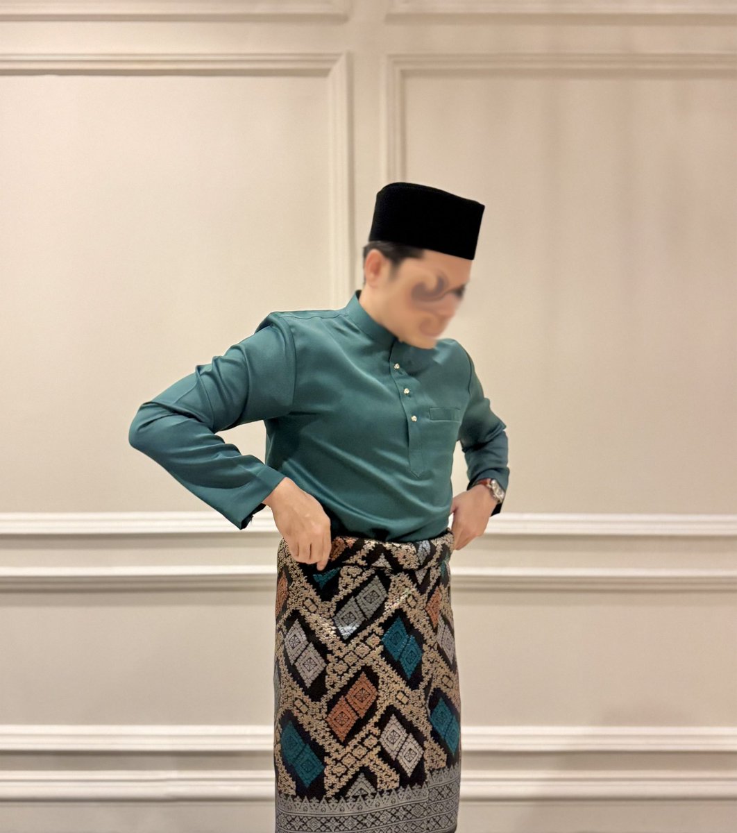 2025, masih lagi muka berpusing. Masih lagi membetulkan samping.

Selamat Hari Raya semua! Moga Allah terima amalan kita. Moga diberi peluang beribadah dalam bulan Ramadan lagi.