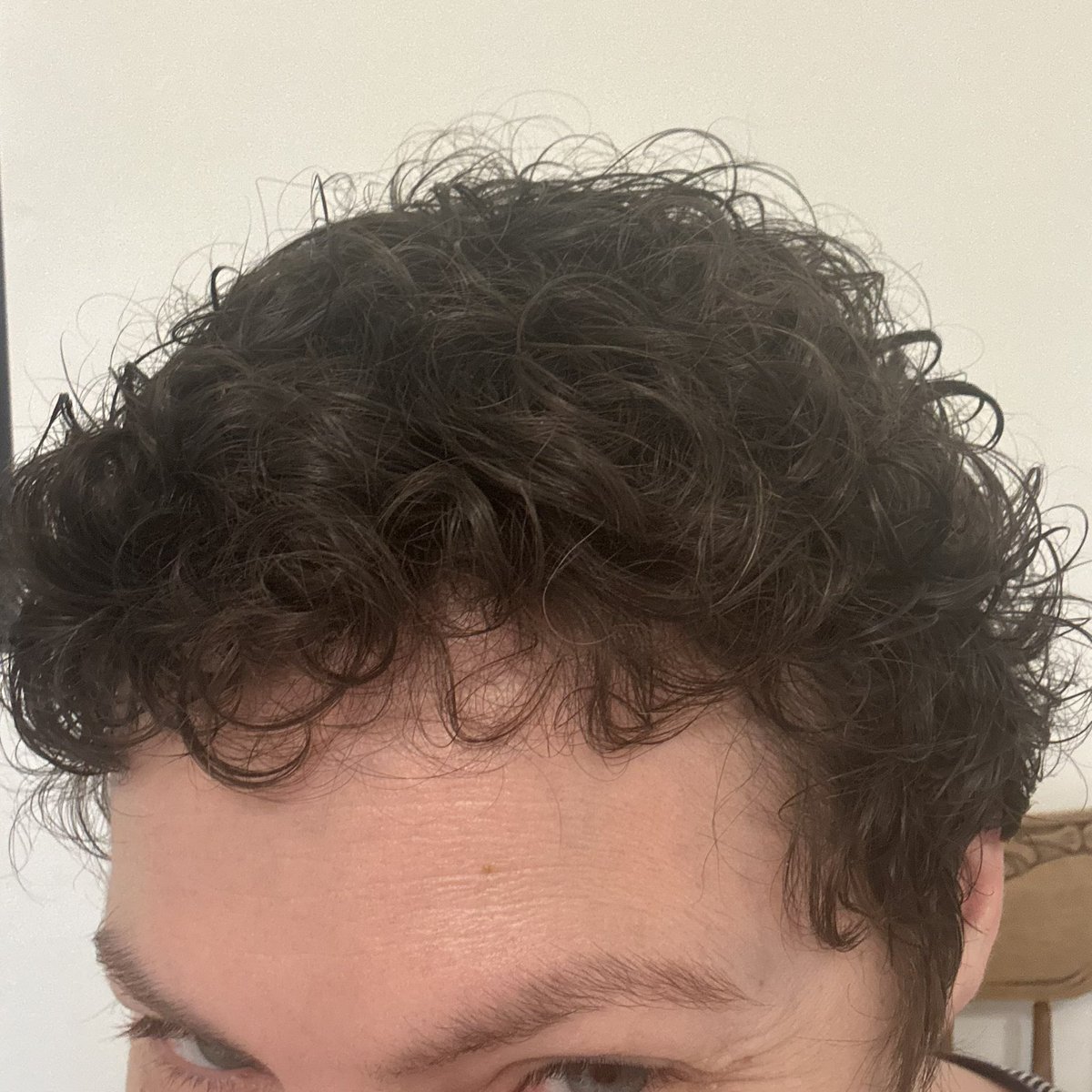 À toutes les frisées et bouclées, besoin de vos conseils pour apprivoiser mes cheveux post-chimio… moi qui a toujours eu le cheveux raides, même quand je les coupais courts, je sursaute encore quand je me vois dans un miroir 😅