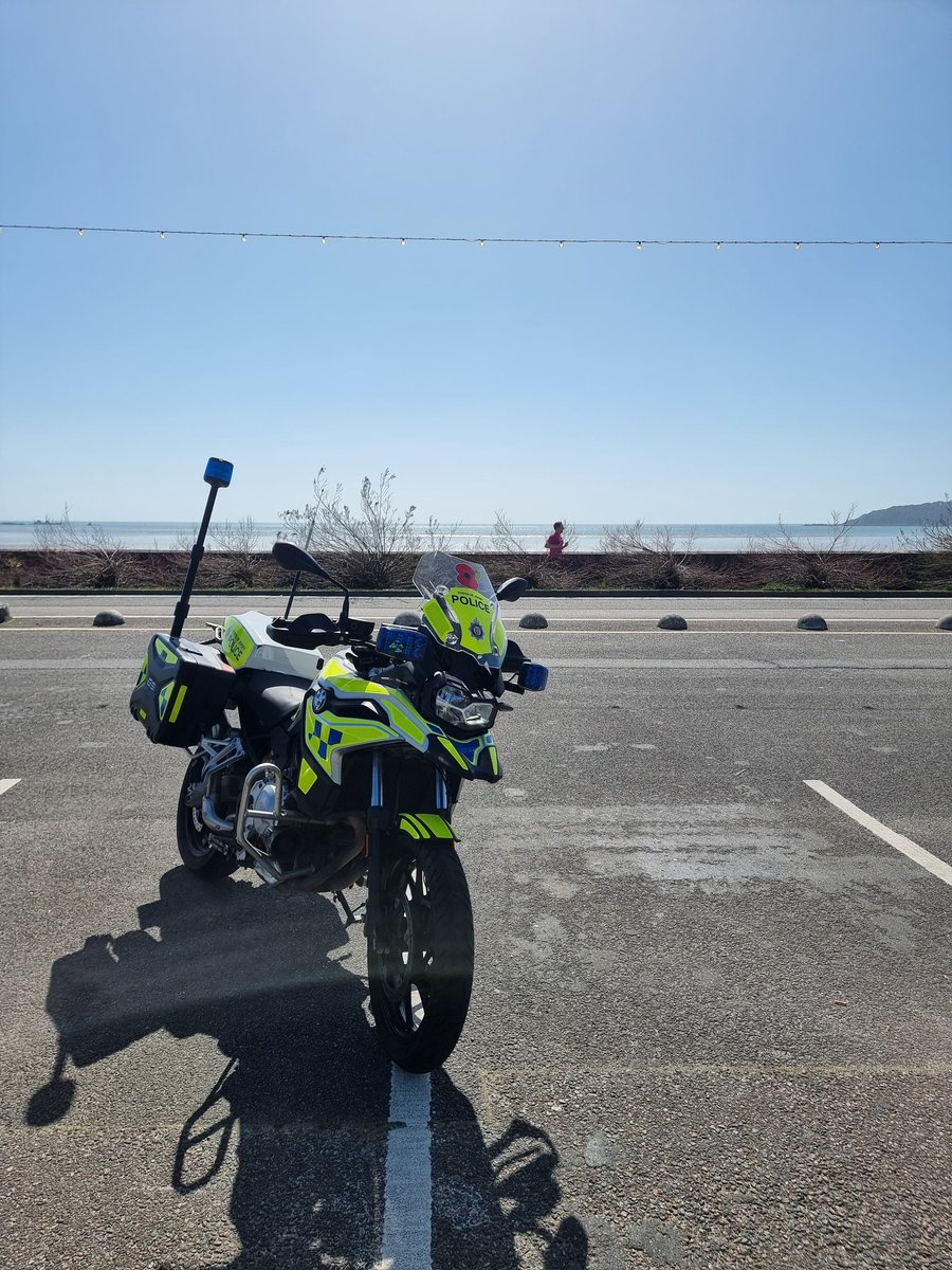 I haven't quite made it to St Peter parish yet, and already I'm in the summer mood ( at the kiosk,  nearly there). 🫡👮‍♂️🏍🌞🌞