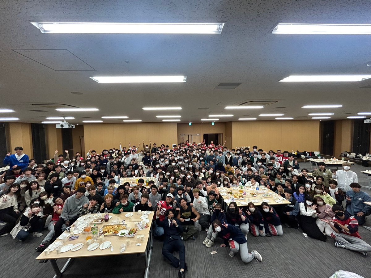 kn__t215's tweet photo. ついに明日入学式！🌸🏫
不安がたくさんだと思うけど、、、
何とかなる！😙
大学生活のスタート🌟
大学生活を充実させるには
部活やサークルに入って楽しむこと！
2日からの机出しでアメフト部もいるからぜひおいで！

春から大経大🌸
 #大阪経済大学 #大経大 #oue #春から大経 #春から大経大 #bombers https://t.co/KYMuBKFURL