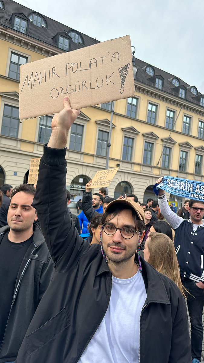 Çocukken en büyük hayalim arkeolog olmakti. Memur emeklisi dedemle anneannemin Ankara’da Samanpazarı’nda emekli olduktan sonra açtıkları bir el işi dükkanı vardı. Orası Ankara’yı biraz bilen bilir, Augustus Tapınağı’na yürüyerek 10 dakikadır. Bir gün oralarda yürürken, tabii