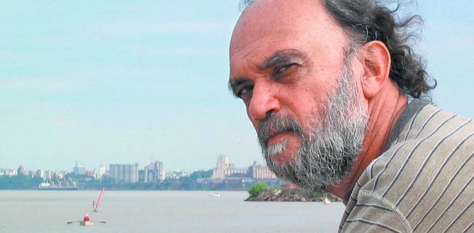 "Debido a que la velocidad de la luz es mucho mayor a la del sonido, ciertas personas nos parecen brillantes, un rato antes de escuchar las pelotudeces que dicen."  

-Roberto Fontanarrosa-