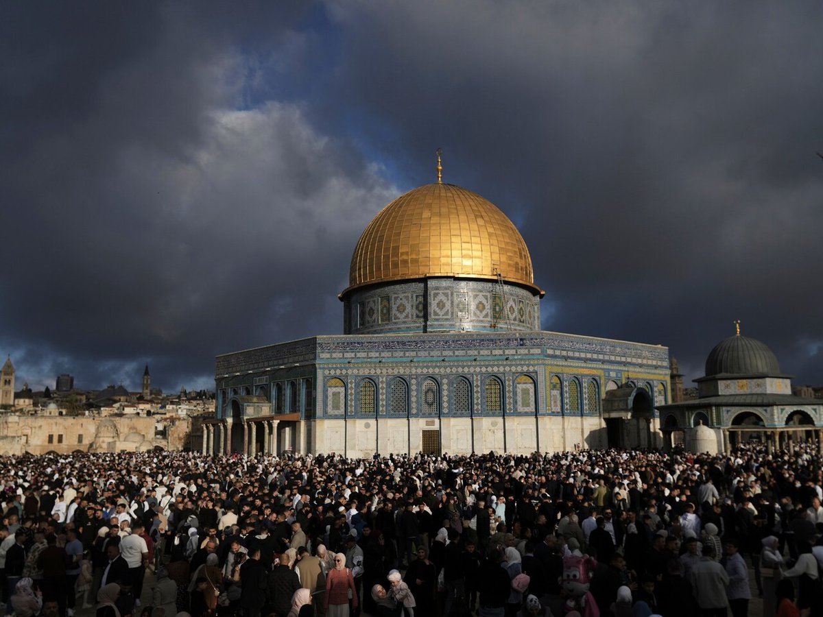 TOPXNews's tweet image. 🌙✨ Celebrating Eid al-Fitr around the globe! From vibrant prayers to festive feasts, Muslims mark the end of Ramadan with joy and gratitude. It's a time for family, community, and sharing. Let's embrace the spirit of togetherness! 🌍❤️ #EidAlFitr #EidMubarak #Ramadan2023 #Uni…