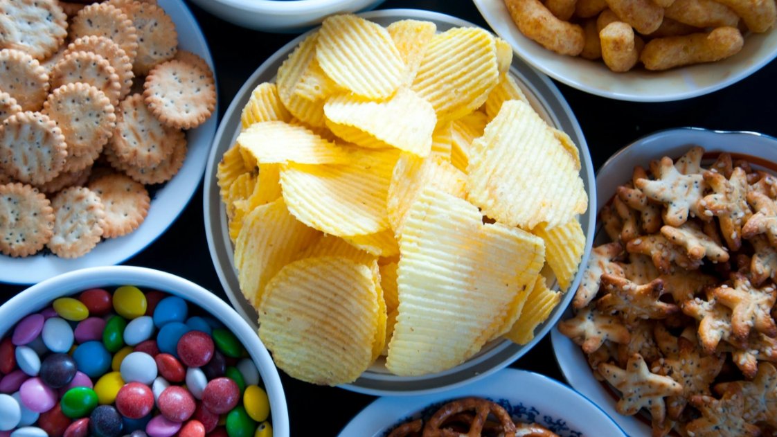 Sparkling colors and head-turning graphics make new snack #packaging designs stand out. More #sustainablepackaging materials are being deployed, particularly for sweet snacks.
<a href="/packagingdigest/">Packaging Digest</a> shares more: hubs.la/Q03d8vJb0
#CPG #MRX #BrandStrategy #PackagingDesign