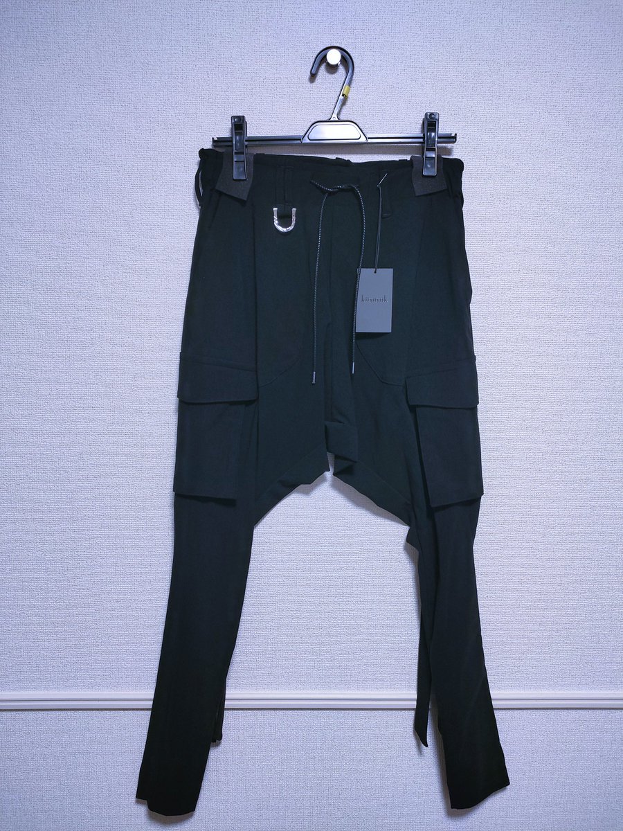 hiro_199852's tweet image. laid-backさんから、注文していたkiryuyrikのサルエルカーゴパンツが届いた！
いつも入荷即発送、ありがとうございます😊
受注会の時に生地の感じは確認していたけど試着はしておらず（ONENESSと同じサイズ感なので）、履き心地めちゃくちゃ良いし、何よりカッコいい！
#laidback 
#kiryuyrik