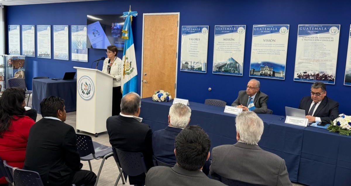 El Canciller Carlos Ramiro Martínez se reúne con miembros de la comunidad guatemalteca migrante de Florida, EE. UU.

#NotaDePrensa ➡️ prensa.gob.gt/comunicado/el-…