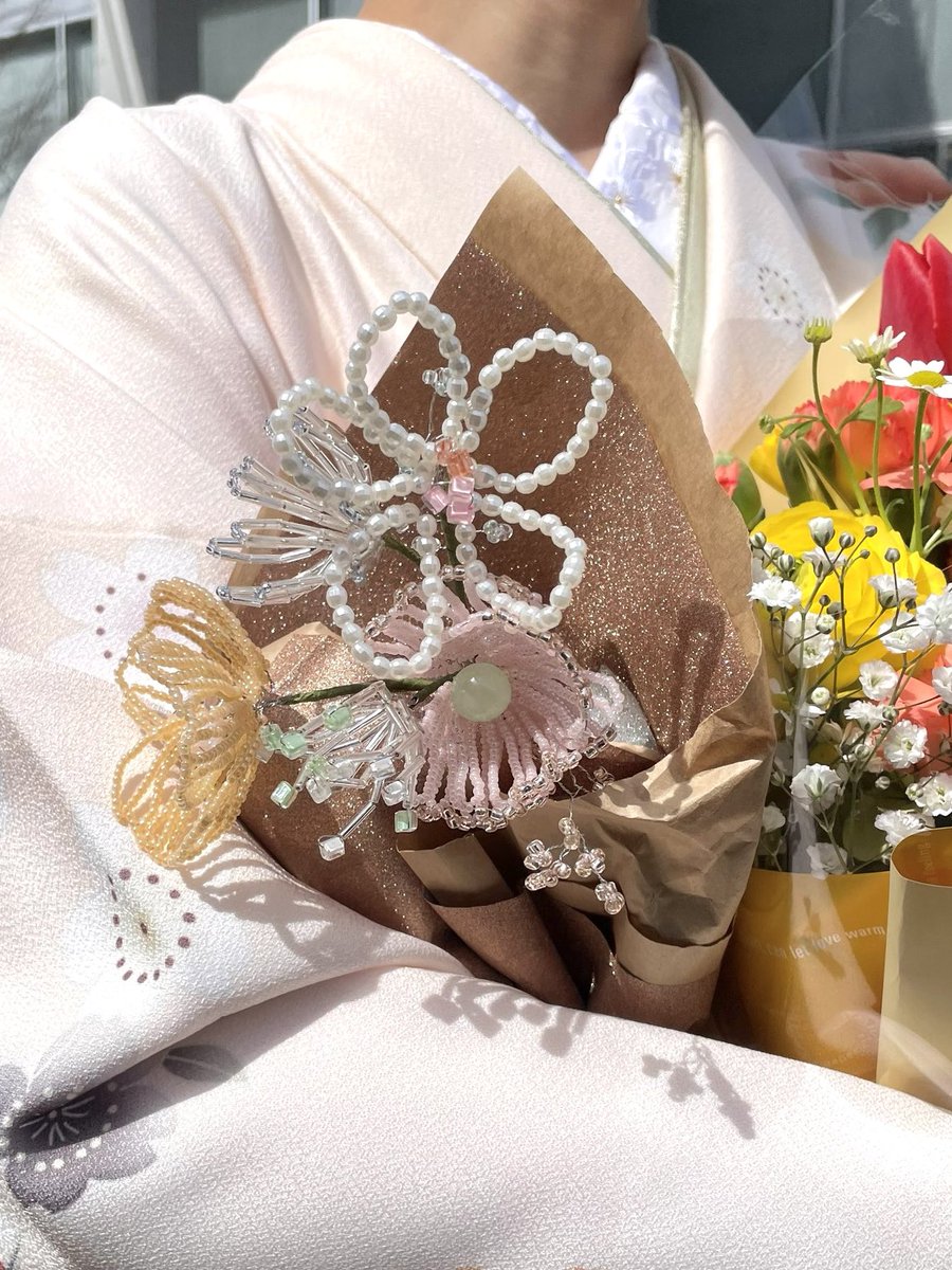 _KINYOUB_'s tweet photo. ビーズでお花のブーケを作りました💐 https://t.co/hmfZHoKLkT