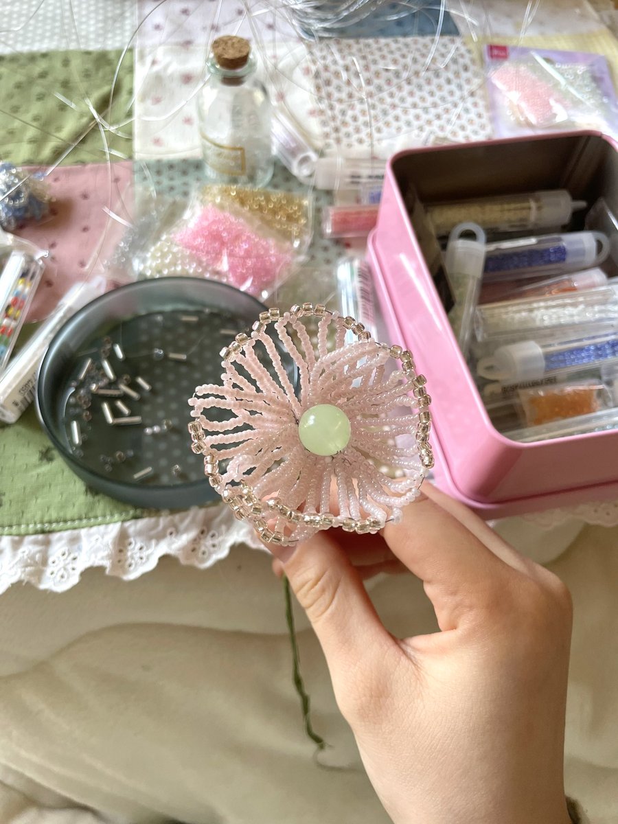 _KINYOUB_'s tweet photo. ビーズでお花のブーケを作りました💐 https://t.co/hmfZHoKLkT
