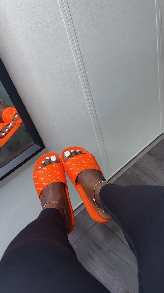 strangerstdku's tweet image. STRANGERS CURSIVE SLIDES 🧡

COLOR : NEON ORANGE